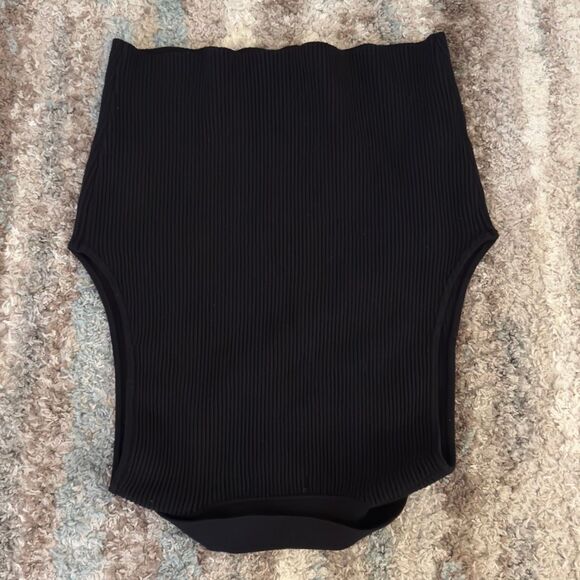 House of Harlow 1960 Black Stretchy Ribbed Collared V-Neck Crop Top L - Picture 3 of 4
